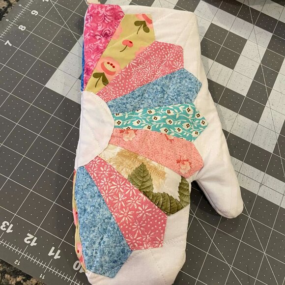 Homemade Dresden Plate Quilted Fully Lined Oven Mitts - Picture 8 of 9
